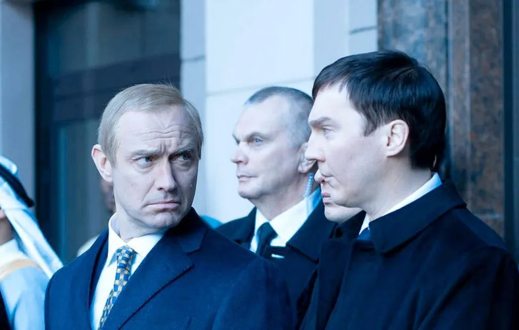 1444x920_jude-law-et-paul-dano-dans-le-mage-du-kremlin